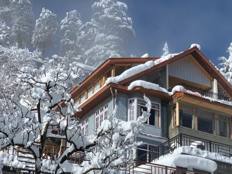 Deodar Cottage Kotgarh covered in snow during Jugni women-only weekend trip